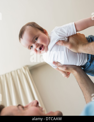 Cheerful baby menées par le père Banque D'Images