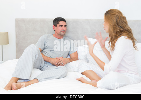 Couple arguing in bed Banque D'Images