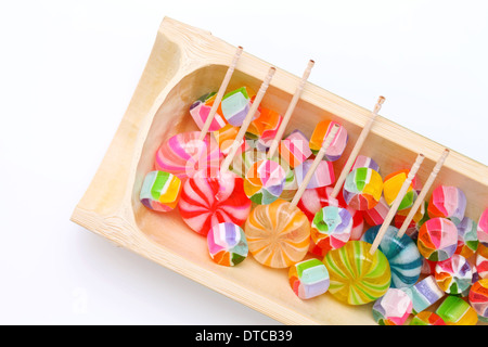 Bonbons colorés sur plaque de bambou Banque D'Images