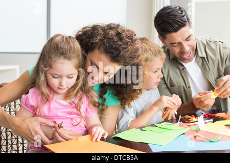 Happy Family faire de l'artisanat ensemble à la table Banque D'Images