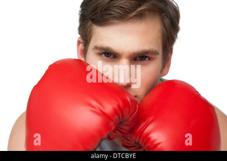 Fit man wearing red boxing gloves Banque D'Images