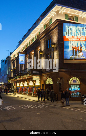 Prince Edward Theatre la nuit,Old Compton Street, Soho, Londres, Angleterre Banque D'Images