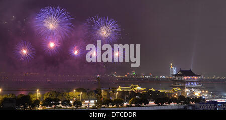 Changsha, Chine, province du Hunan. Feb 14, 2014. Feux d'artifice illuminent le ciel pour célébrer la Fête des lanternes à Changsha, capitale de la province du Hunan en Chine centrale, le 14 février 2014. Credit : Long Hongtao/Xinhua/Alamy Live News Banque D'Images