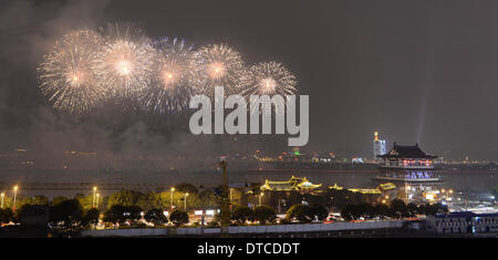 Changsha, Chine, province du Hunan. Feb 14, 2014. Feux d'artifice illuminent le ciel pour célébrer la Fête des lanternes à Changsha, capitale de la province du Hunan en Chine centrale, le 14 février 2014. Credit : Long Hongtao/Xinhua/Alamy Live News Banque D'Images