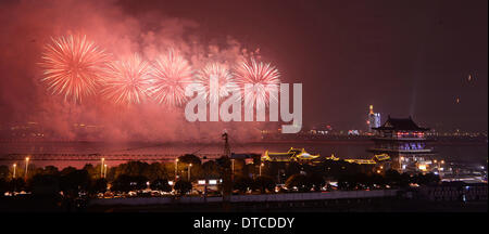 Changsha, Chine, province du Hunan. Feb 14, 2014. Feux d'artifice illuminent le ciel pour célébrer la Fête des lanternes à Changsha, capitale de la province du Hunan en Chine centrale, le 14 février 2014. Credit : Long Hongtao/Xinhua/Alamy Live News Banque D'Images