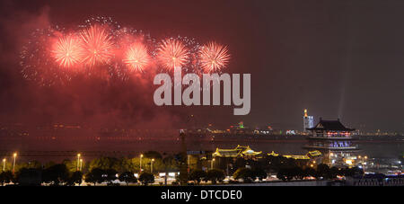 Changsha, Chine, province du Hunan. Feb 14, 2014. Feux d'artifice illuminent le ciel pour célébrer la Fête des lanternes à Changsha, capitale de la province du Hunan en Chine centrale, le 14 février 2014. Credit : Long Hongtao/Xinhua/Alamy Live News Banque D'Images