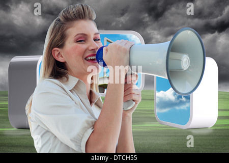 Image composite de beautiful businesswoman crier par mégaphone Banque D'Images