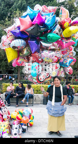 Oaxaca, Mexique ; 14 février 2014 : friendly femme en face de la cathédrale de Oaxaca la vente d'une variété énorme de ballons en forme de coeur avec assez de messages sincères pour satisfaire les plus exigeants d'un ami ou d'un crédit d'amour : Dorothy Alexander/Alamy Live News Banque D'Images