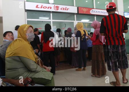 Yogyakarta, Indonésie. Feb 15, 2014. Les passagers à la recherche d'information de vol qui a été reportée en raison de l'éruption volcanique du volcan Kelud à l'aéroport Adisumarno le 15 février 2014 en solo, en Indonésie. Impact de l'éruption du volcan Kelud diverses villes de Java en Indonésie. Les cendres volcaniques qui se produit lui aussi un certain nombre de vols aux trois aéroports retardé jusqu'à une limite de temps. Credit : ZUMA Press, Inc./Alamy Live News Banque D'Images