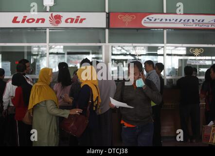 Yogyakarta, Indonésie. Feb 15, 2014. Les passagers à la recherche d'information de vol qui a été reportée en raison de l'éruption volcanique du volcan Kelud à l'aéroport Adisumarno le 15 février 2014 en solo, en Indonésie. Impact de l'éruption du volcan Kelud diverses villes de Java en Indonésie. Les cendres volcaniques qui se produit lui aussi un certain nombre de vols aux trois aéroports retardé jusqu'à une limite de temps. Credit : ZUMA Press, Inc./Alamy Live News Banque D'Images