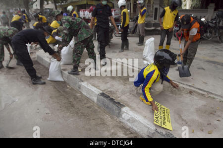 Yogyakarta, Indonésie. Feb 15, 2014. Peuples autochtones et l'Indonésie ont été de l'armée à partir de cendres volcaniques nettoyage éruption du Kelud volcan dans la rue Malioboro, le 15 février 2014 à Yogyakarta, Indonésie. Impact de l'éruption du volcan Kelud diverses villes de Java en Indonésie. Les cendres volcaniques qui se produit lui aussi un certain nombre de vols aux trois aéroports retardé jusqu'à une limite de temps. Credit : ZUMA Press, Inc./Alamy Live News Banque D'Images