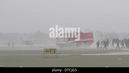 Yogyakarta, Indonésie. Feb 15, 2014. L'Indonésie a appelé les officiers de la Force aérienne au TNI était de nettoyer les cendres volcaniques de l'éruption du volcan Kelud en piste de l'aéroport Adisucipto le 15 février 2014 à Yogyakarta, Indonésie. Impact de l'éruption du volcan Kelud diverses villes de Java en Indonésie. Les cendres volcaniques qui se produit lui aussi un certain nombre de vols aux trois aéroports retardé jusqu'à une limite de temps. Credit : ZUMA Press, Inc./Alamy Live News Banque D'Images