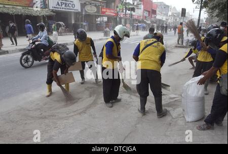 Yogyakarta, Indonésie. Feb 15, 2014. Peuples autochtones étaient le nettoyage des cendres volcaniques de l'éruption du volcan Kelud à la rue Malioboro, le 15 février 2014 à Yogyakarta, Indonésie. Impact de l'éruption du volcan Kelud diverses villes de Java en Indonésie. Les cendres volcaniques qui se produit lui aussi un certain nombre de vols aux trois aéroports retardé jusqu'à une limite de temps. Credit : ZUMA Press, Inc./Alamy Live News Banque D'Images