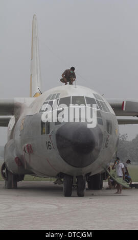 Yogyakarta, Indonésie. Feb 15, 2014. L'Indonésie a appelé les officiers de la Force aérienne au TNI a été le nettoyage des cendres volcaniques de l'avion Hercules a provoqué l'éruption de volcan Kelud en piste de l'aéroport Adisucipto le 15 février 2014 à Yogyakarta, Indonésie. Impact de l'éruption du volcan Kelud diverses villes de Java en Indonésie. Les cendres volcaniques qui se produit lui aussi un certain nombre de vols aux trois aéroports retardé jusqu'à une limite de temps. Credit : ZUMA Press, Inc./Alamy Live News Banque D'Images