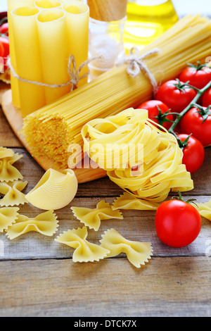 Assortiment de pâtes aux tomates cerises, de l'alimentation libre Banque D'Images