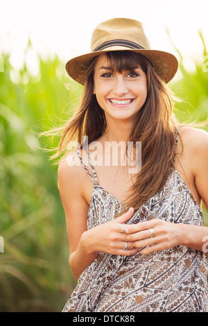 Belle jeune femme à l'extérieur. Modèle de vie de la mode romantique en robe Soleil. Heureux les émotions. Rétro-éclairée. Chaleureux Banque D'Images