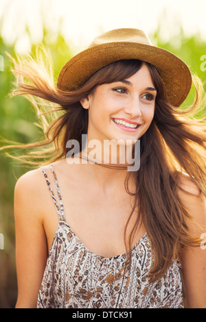 Belle jeune femme à l'extérieur. Modèle de vie de la mode romantique en robe Soleil. Heureux les émotions. Rétro-éclairée. Chaleureux Banque D'Images