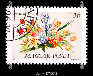 Timbre-poste de Hongrie représentant un arrangement de fleurs. Banque D'Images