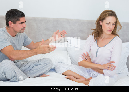 Couple fighting dans la chambre Banque D'Images