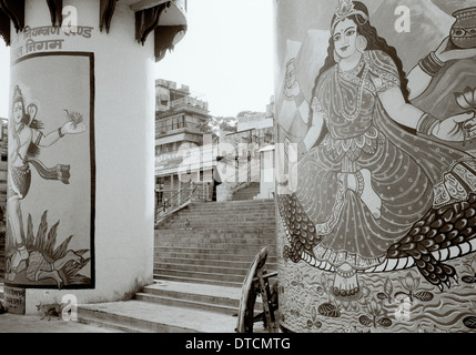 Dashashwamedh Ghat au Gange à Varanasi Benares dans l'Uttar Pradesh en Inde en Asie du Sud. Art Culture Histoire Beauté Billet Wanderlust Banque D'Images