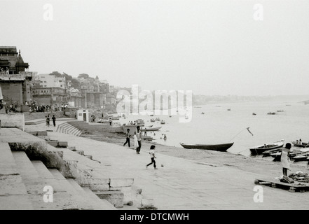 La photographie de voyage - La vie sur les ghats du Gange à Bénarès Varanasi dans l'Uttar Pradesh en Inde en Asie du Sud. Paysage urbain paysage b&w Banque D'Images