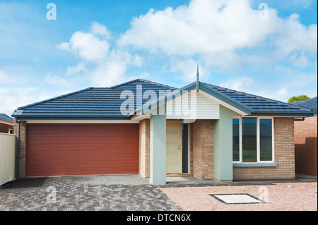 Façade typique d'une maison de banlieue moderne Banque D'Images