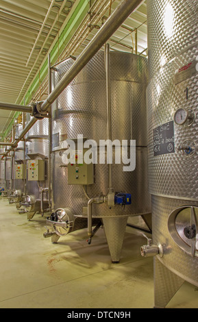 Piscine de vin manufactury de grand producteur slovaque. Pour le fût moderne la fermentation. Banque D'Images