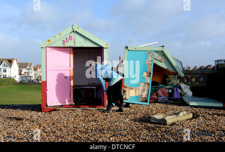 Cabines de plage fracassées sur Hove front ce matin après une nuit de nouveau les tempêtes ont causé des ravages sur la côte sud Banque D'Images