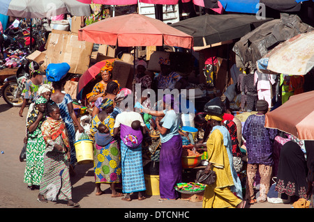 Grand marché scène, Bamako, Mali Banque D'Images