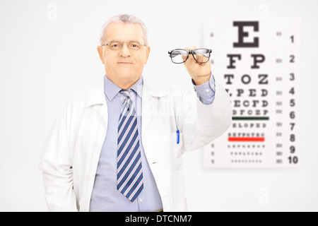 Celebrations matures une paire de lunettes en face d'un tableau Banque D'Images