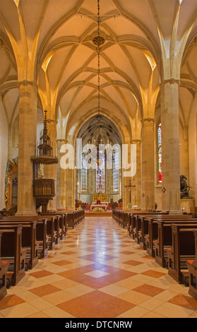 BRATISLAVA, Slovaquie - 11 février 2014 : nef principale de st. Cathédrale de Martin 15. 100. Banque D'Images