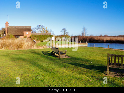 Une vue sur la rivière et staithe Ant sur le Norfolk Br4oads à Irstead Shoals, Norfolk, Angleterre, Royaume-Uni. Banque D'Images