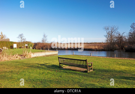 Une vue sur la rivière et staithe Ant sur les Norfolk Broads à Irstead Shoals, Norfolk, Angleterre, Royaume-Uni. Banque D'Images