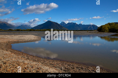 Au bord du lac Wakatipu montagnes vers nous à Glenorchy, île du Sud, Nouvelle-Zélande Banque D'Images