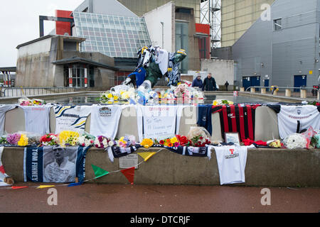 Preston, Lancashire, Angleterre, le 15 février 2014 fans : rendre hommage à la légende du football Sir Tom Finney, à Preston's Deepdale stadium. Banque D'Images