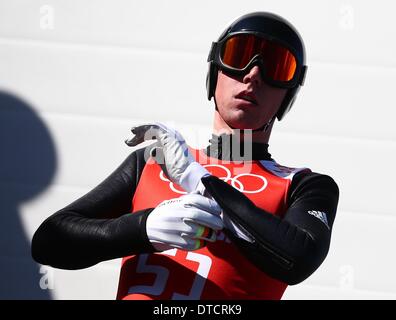 La Pierre Saint Martin, la Russie. Feb 15, 2014. Johannes Rydzek d'Allemagne est visible pendant la Gundersen Grand Hill/10 km Combiné nordique Saut en formation RusSki Gorki Centre à l'Jeux olympiques de 2014 à Sotchi, Russie, Krasnaya Polyana, 15 février 2014. Photo : Daniel Karmann/dpa dpa : Crédit photo alliance/Alamy Live News Banque D'Images