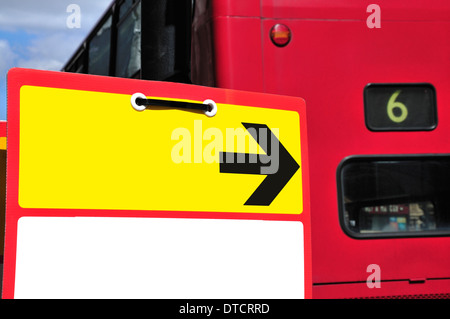 Londres vierge signe de la circulation et London bus rouge [texte supprimé] Banque D'Images