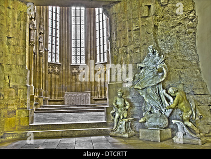 Bratislava - statue Baroque de l'Immaculée dans gothique saint Jean l'Evangéliste chapelle à côté de l'église des Franciscains. Banque D'Images