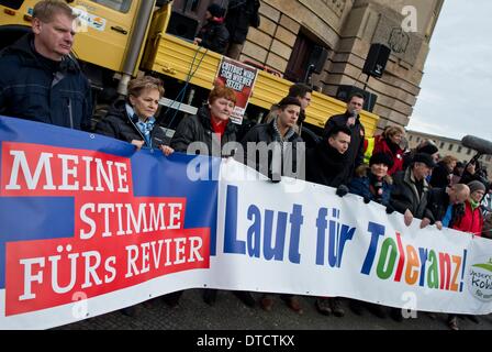 Cottbus, Allemagne. Feb 15, 2014. Les gens tiennent une bannière lecture 'My voter pour la région - fort pour la tolérance !' manifester contre un rassemblement de l'extrême-droite allemand national-démocrate d'Allemagne NPD à Cottbus, Allemagne, 15 février 2014. Le 15 février 1945, les Alliés avaient bombardé la ville de Cottbus, environ 1 000 personnes sont mortes. Aujourd'hui, tentent depuis des années d'abuser de cette date pour les actions de propagande. Photo : PATRICK PLEUL/dpa/Alamy Live News Banque D'Images