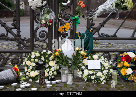 Des fleurs et des hommages à Nelson Mandela à gauche en face de Princes Park gate à Liverpool. Banque D'Images