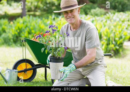 Smiling mature man engaged in gardening Banque D'Images