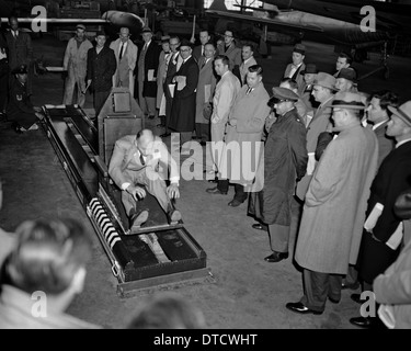 Médecin de l'armée américaine, le Lieutenant-colonel John Paul Stapp (à droite) montre l'Gee-Whiz rocket sled pour un groupe de dignitaires à l'aide d'Howard Hasbrook en tant que démonstrateur assis dans la machine, le 17 avril 1956 à Edwards Air Force Base, CA. Banque D'Images