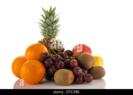 Comme les oranges fruits raisins ananas et kiwi isolated on white Banque D'Images