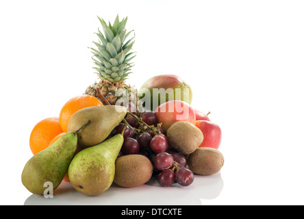 Comme les oranges fruits raisins ananas mangue pommes-poires et kiwis isolated on white Banque D'Images