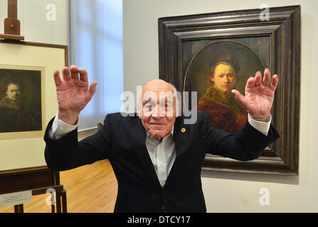 ATTENTION - EMBARGO JUSQU'AU 15 FÉVRIER 2014, 16.00 - Harry Ettlinger, qui est né à Karlsruhe, pose devant la peinture de Rembrandt "Portrait" du 1650 au musée d'art Kunsthalle de Karlsruhe, Allemagne, 15 février 2014. Ettlinger trouvés l'autoportrait de Rembrandt après la guerre dans une galerie près de Heilbronn en tant que membre de la Fondation de Monuments Hommes. L'image de Rembrandt, qui était accrochée à la Kunsthalle Karlsruhe avant son stockage, est dit avoir été familière à Ettlinger à partir de son enfance. Comme le dernier homme onumant «' Ettlinger recevra le golden S Banque D'Images