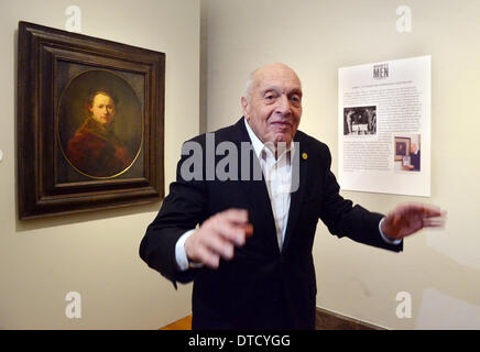 ATTENTION - EMBARGO JUSQU'AU 15 FÉVRIER 2014, 16.00 - Harry Ettlinger, qui est né à Karlsruhe, pose devant la peinture de Rembrandt "Portrait" du 1650 au musée d'art Kunsthalle de Karlsruhe, Allemagne, 15 février 2014. Ettlinger trouvés l'autoportrait de Rembrandt après la guerre dans une galerie près de Heilbronn en tant que membre de la Fondation de Monuments Hommes. L'image de Rembrandt, qui était accrochée à la Kunsthalle Karlsruhe avant son stockage, est dit avoir été familière à Ettlinger à partir de son enfance. Comme le dernier homme onumant «' Ettlinger recevra le golden S Banque D'Images