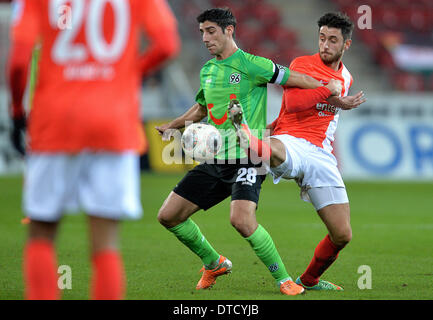 Mainz, Allemagne. Feb 14, 2014. Mainz's Yunus Malli (R) en action contre Lars Stindl de Hanovre (C) au cours de la Bundesliga match de foot entre 1. FSV Mainz 05 Hannover 96 et à la Coface Arena à Mainz, Allemagne, 14 février 2014. Photo : Torsten Silz/dpa/Alamy Live News Banque D'Images