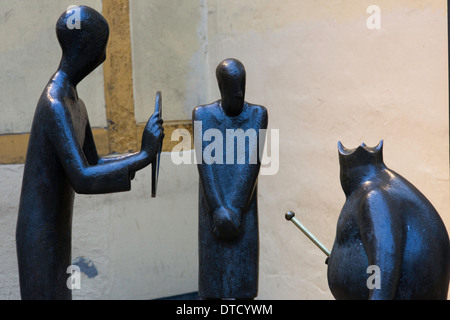 Une statue montrant une scène de l'histoire de Hans Christian Andersen, Les habits neufs de l'empereur à Odense, au Danemark. Banque D'Images