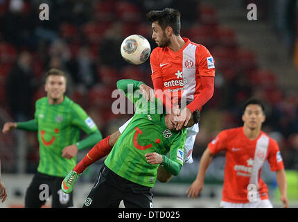 Mainz, Allemagne. Feb 14, 2014. Mainz's Yunus Malli (haut) en action contre Hanovre Manuel Schmiedebach (en bas) au cours de la Bundesliga match de foot entre 1. FSV Mainz 05 Hannover 96 et à la Coface Arena à Mainz, Allemagne, 14 février 2014. Photo : Torsten Silz/dpa/Alamy Live News Banque D'Images