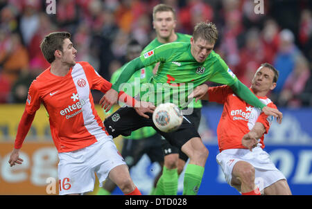 Mainz, Allemagne. Feb 14, 2014. Zdenek Pospech de Mayence (R) en action contre Hanovre. Artjoms Rudnevs (M) au cours de la Bundesliga match de foot entre 1. FSV Mainz 05 Hannover 96 et à la Coface Arena à Mainz, Allemagne, 14 février 2014. Photo : Torsten Silz/dpa/Alamy Live News Banque D'Images